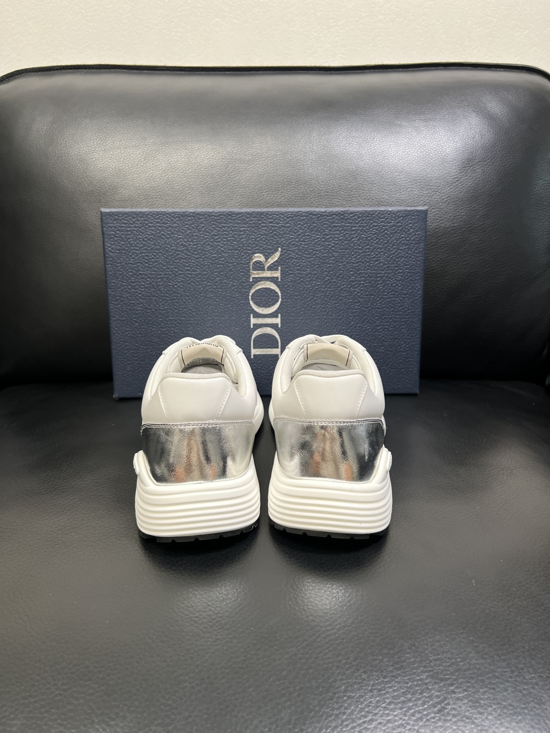 Dior 顶级工艺品 迪奥 专柜同步 原厂配置，意大利进口原版牛皮面料，透气舒适进口水染牛里垫，鞋底：原