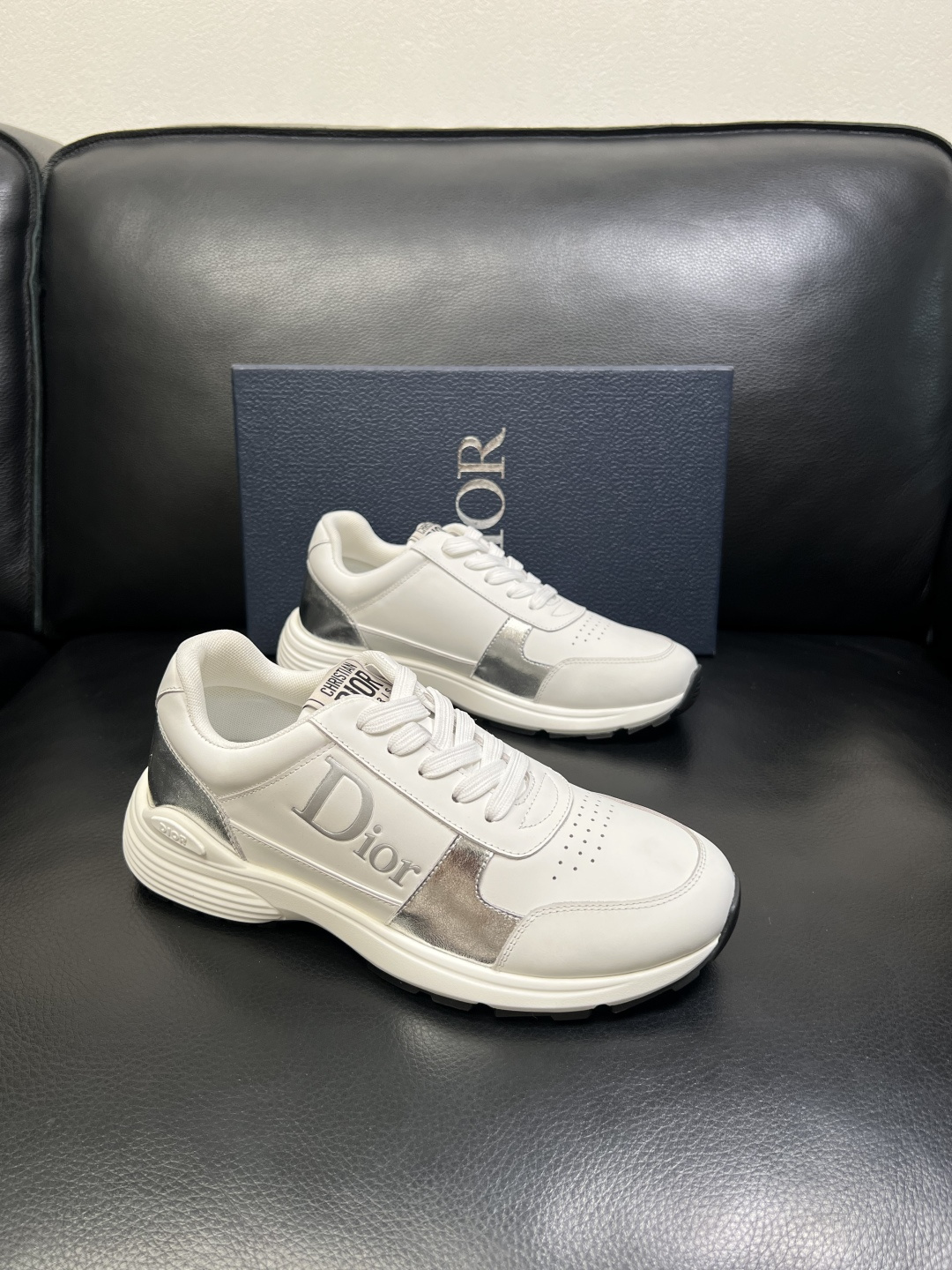 Dior 顶级工艺品 迪奥 专柜同步 原厂配置，意大利进口原版牛皮面料，透气舒适进口水染牛里垫，鞋底：原