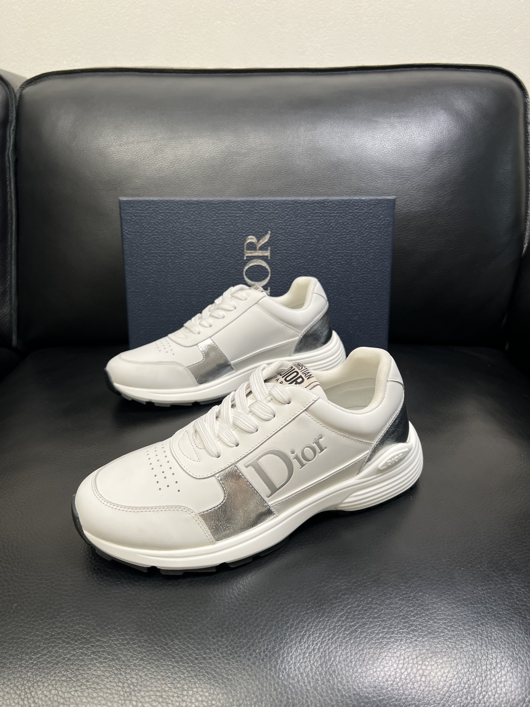 Dior 顶级工艺品 迪奥 专柜同步 原厂配置，意大利进口原版牛皮面料，透气舒适进口水染牛里垫，鞋底：原