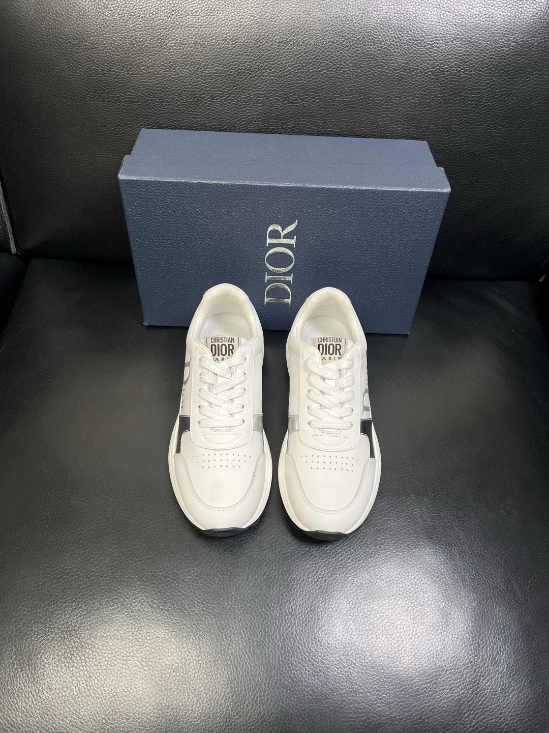 Dior 顶级工艺品 迪奥 专柜同步 原厂配置，意大利进口原版牛皮面料，透气舒适进口水染牛里垫，鞋底：原