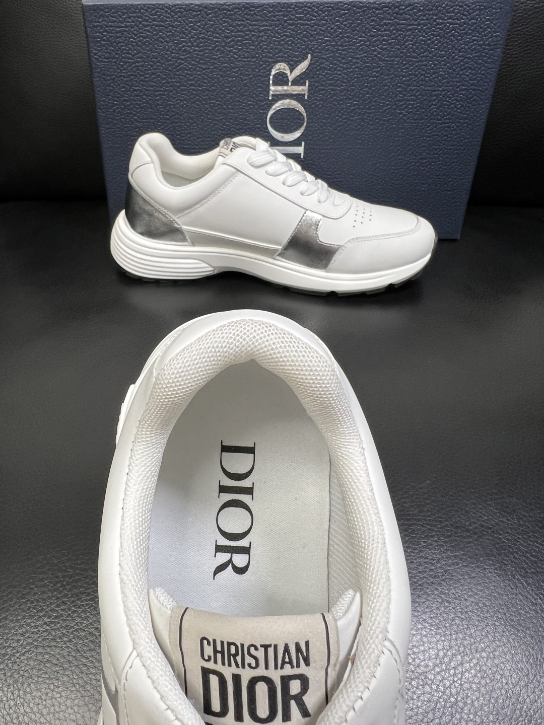 Dior 顶级工艺品 迪奥 专柜同步 原厂配置，意大利进口原版牛皮面料，透气舒适进口水染牛里垫，鞋底：原