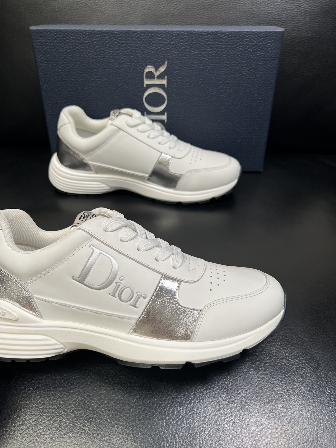 Dior 顶级工艺品 迪奥 专柜同步 原厂配置，意大利进口原版牛皮面料，透气舒适进口水染牛里垫，鞋底：原