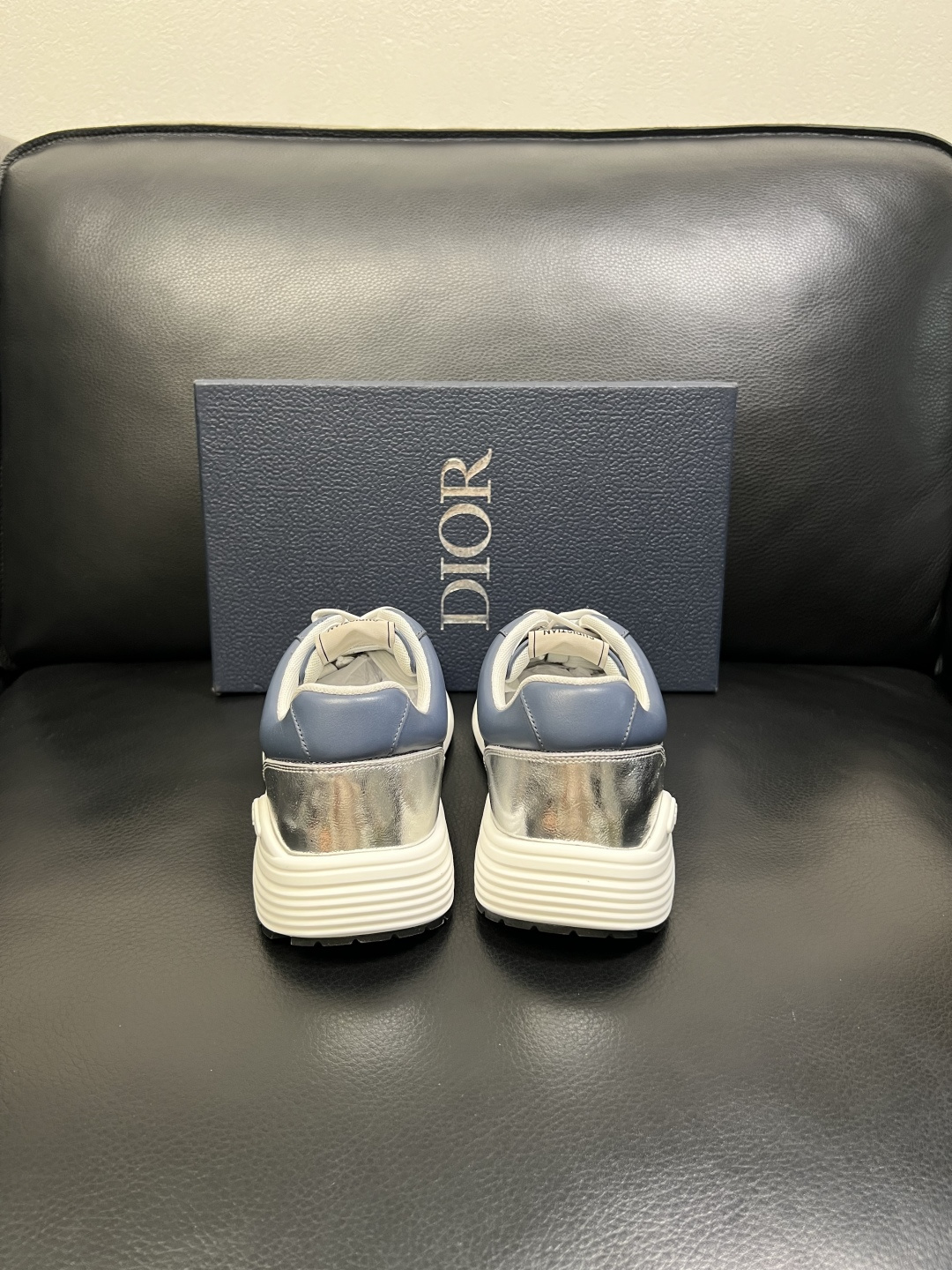 Dior 顶级工艺品 迪奥 专柜同步 原厂配置，意大利进口原版牛皮面料，透气舒适进口水染牛里垫，鞋底：原