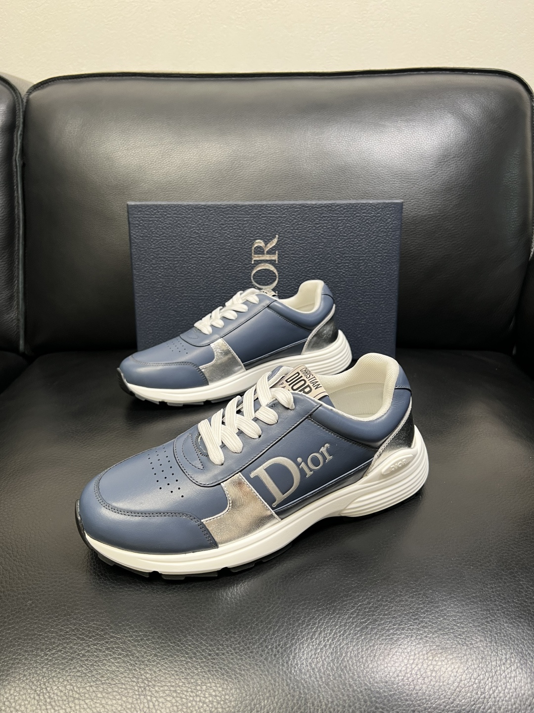 Dior 顶级工艺品 迪奥 专柜同步 原厂配置，意大利进口原版牛皮面料，透气舒适进口水染牛里垫，鞋底：原