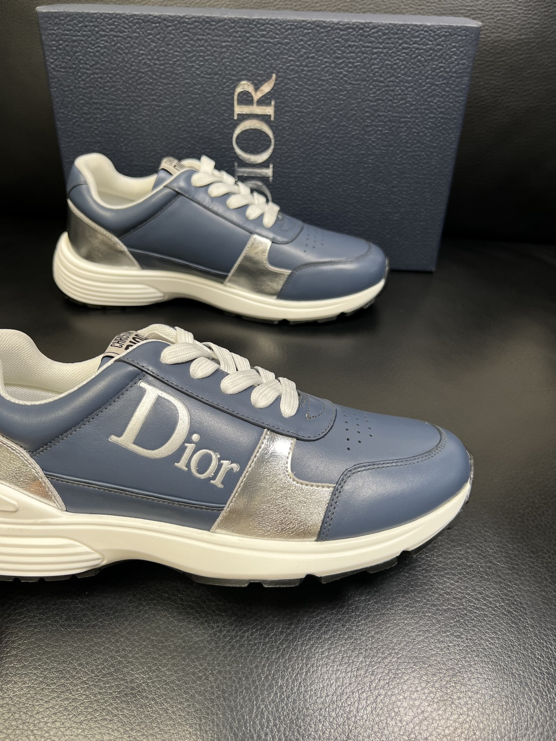 Dior 顶级工艺品 迪奥 专柜同步 原厂配置，意大利进口原版牛皮面料，透气舒适进口水染牛里垫，鞋底：原