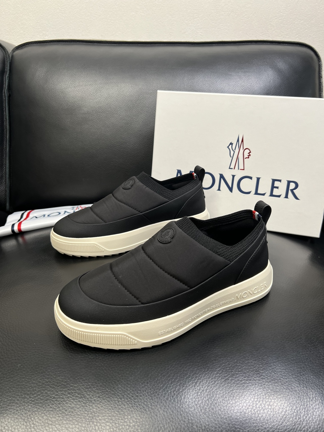 MONCLER 高品质 顶级工艺品 蒙口 专柜新款同步原厂配置，意大利进口牛皮面料，高品质复杂拼接工艺，