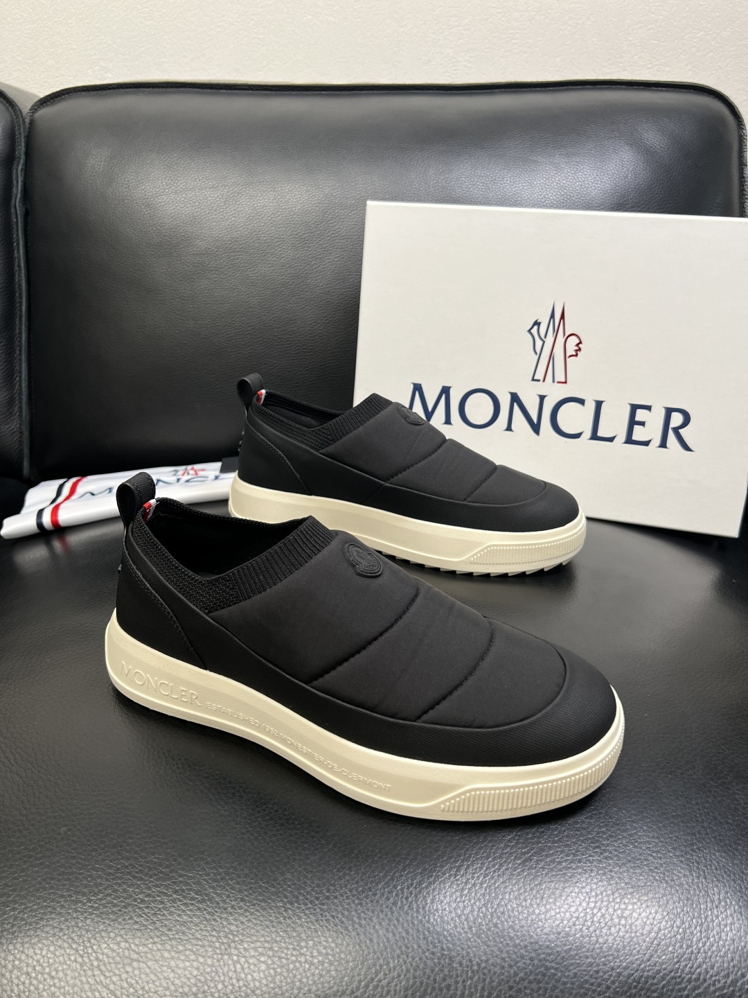 MONCLER 高品质 顶级工艺品 蒙口 专柜新款同步原厂配置，意大利进口牛皮面料，高品质复杂拼接工艺，