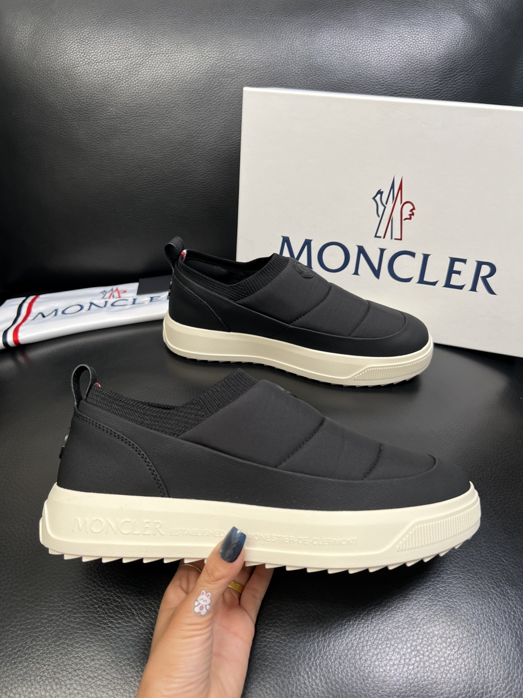 MONCLER 高品质 顶级工艺品 蒙口 专柜新款同步原厂配置，意大利进口牛皮面料，高品质复杂拼接工艺，