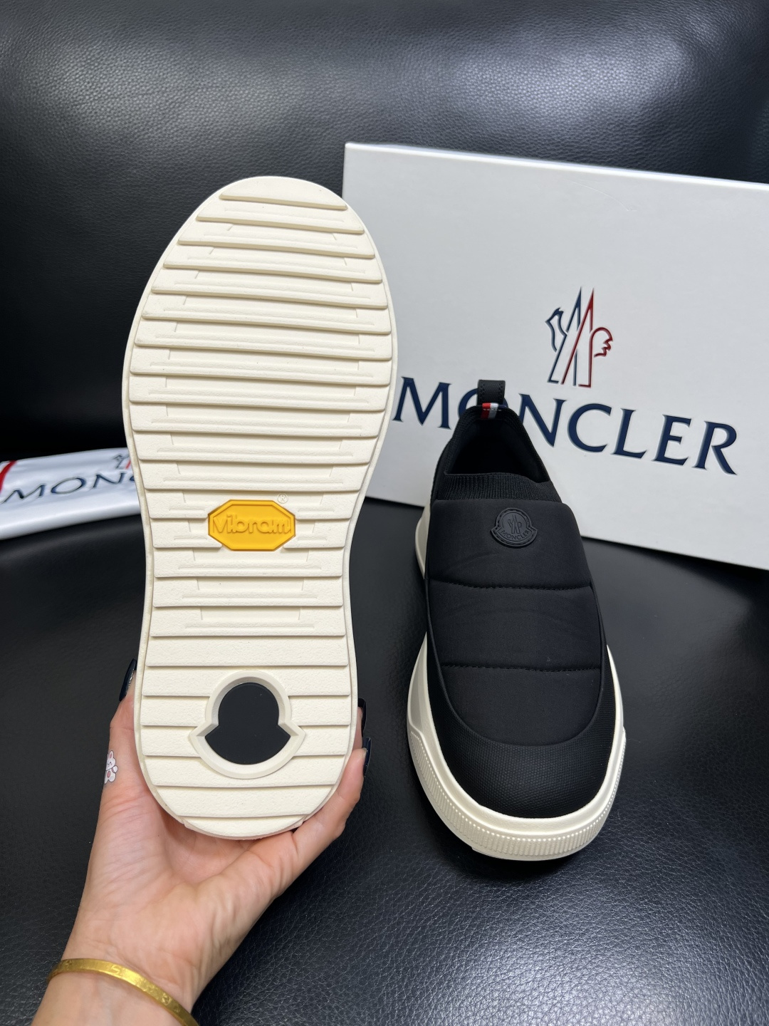 MONCLER 高品质 顶级工艺品 蒙口 专柜新款同步原厂配置，意大利进口牛皮面料，高品质复杂拼接工艺，