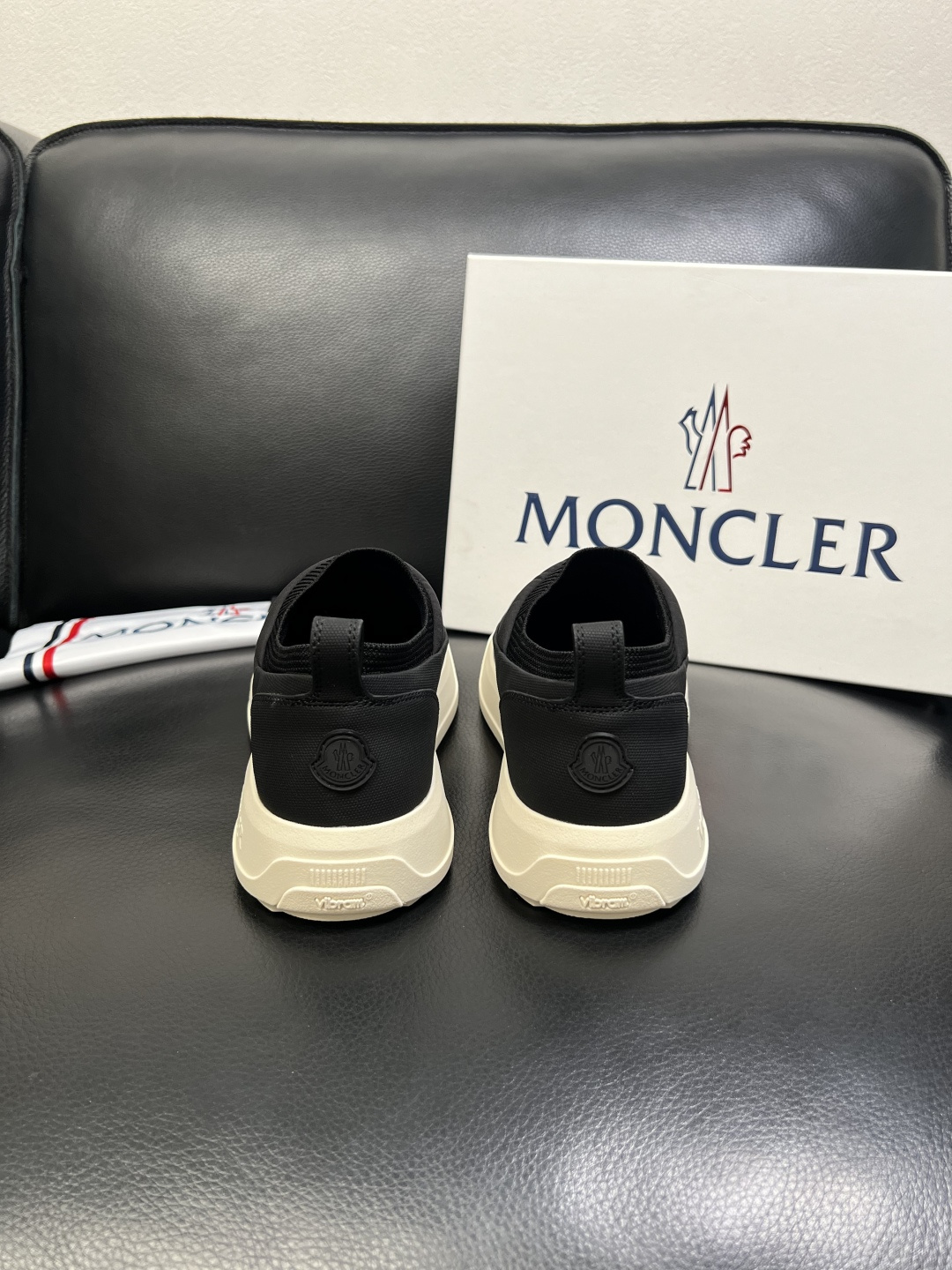 MONCLER 高品质 顶级工艺品 蒙口 专柜新款同步原厂配置，意大利进口牛皮面料，高品质复杂拼接工艺，
