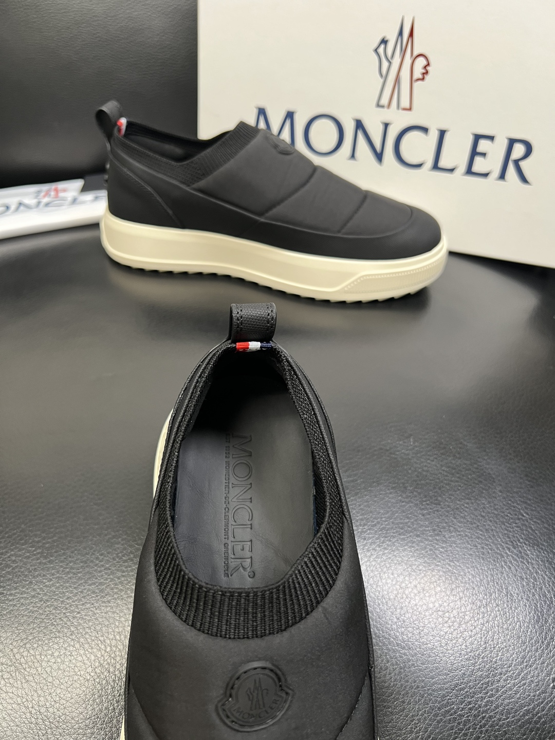 MONCLER 高品质 顶级工艺品 蒙口 专柜新款同步原厂配置，意大利进口牛皮面料，高品质复杂拼接工艺，