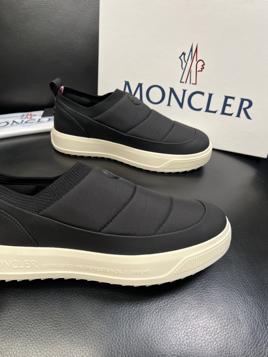 MONCLER 高品质 顶级工艺品 蒙口 专柜新款同步原厂配置，意大利进口牛皮面料，高品质复杂拼接工艺，