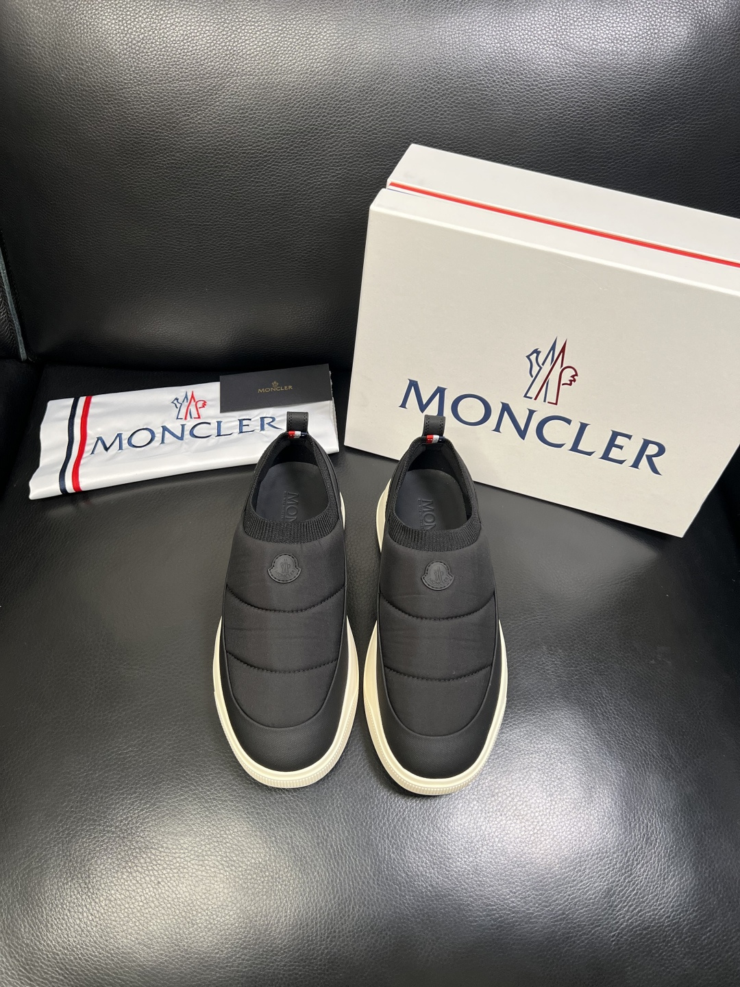MONCLER 高品质 顶级工艺品 蒙口 专柜新款同步原厂配置，意大利进口牛皮面料，高品质复杂拼接工艺，