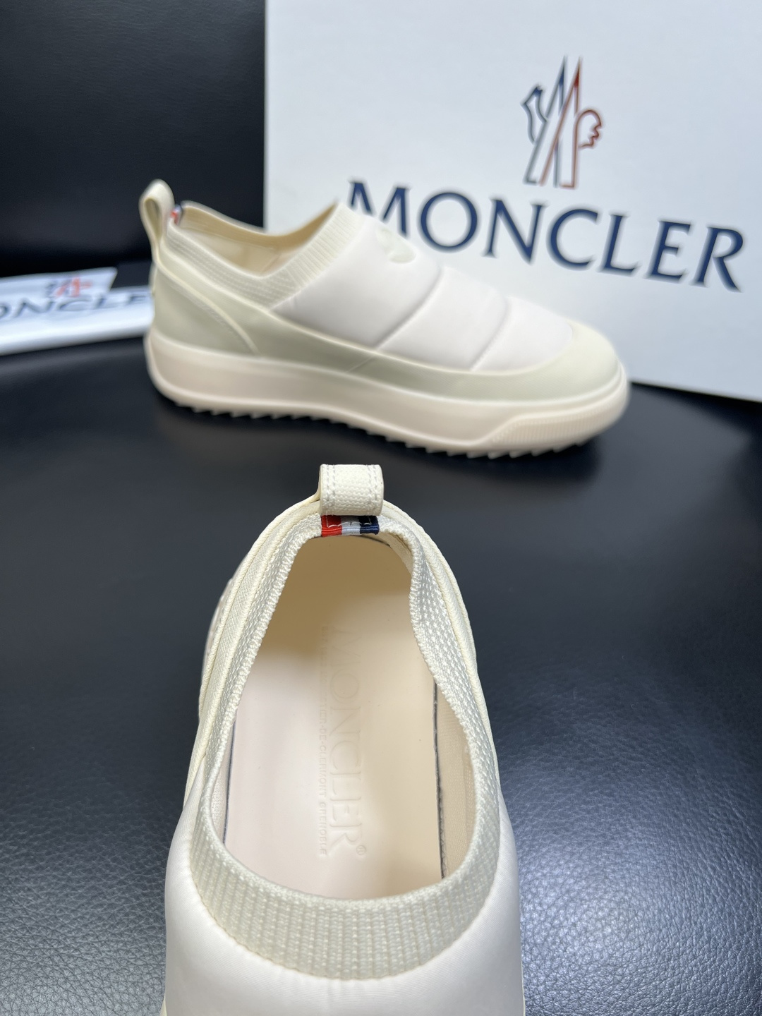 MONCLER 高品质 顶级工艺品 蒙口 专柜新款同步原厂配置，意大利进口牛皮面料，高品质复杂拼接工艺，