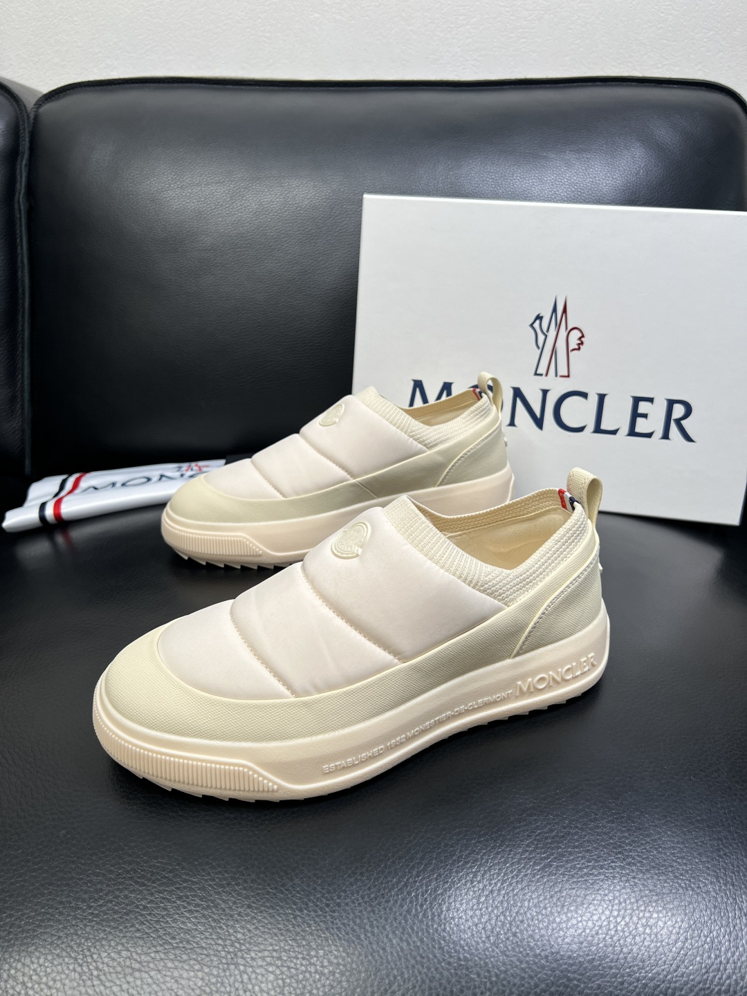 MONCLER 高品质 顶级工艺品 蒙口 专柜新款同步原厂配置，意大利进口牛皮面料，高品质复杂拼接工艺，