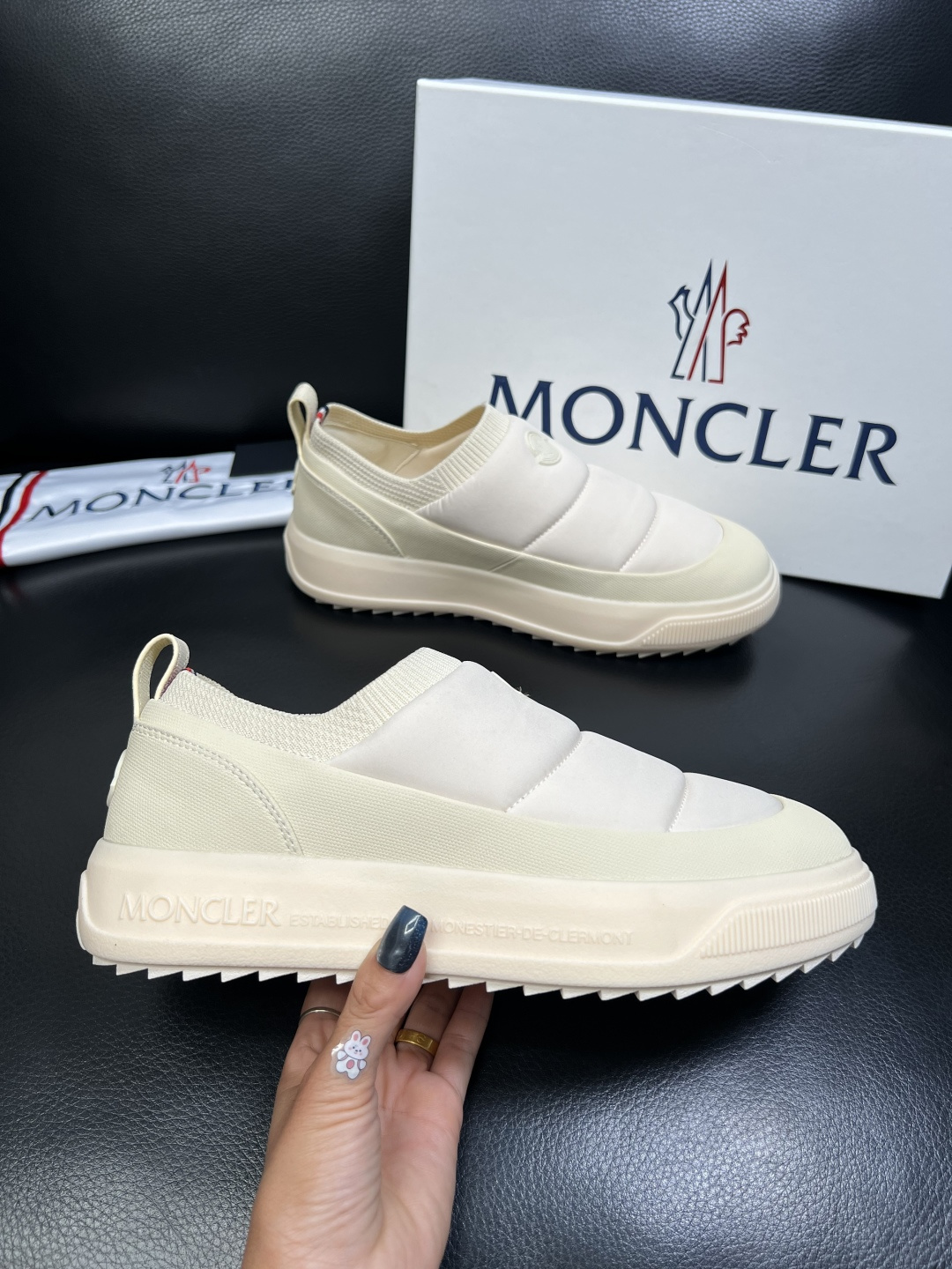 MONCLER 高品质 顶级工艺品 蒙口 专柜新款同步原厂配置，意大利进口牛皮面料，高品质复杂拼接工艺，
