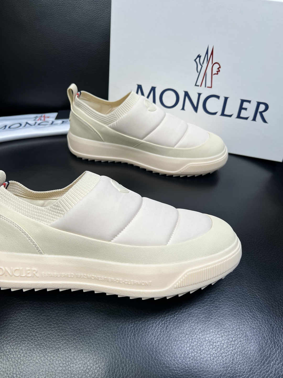 MONCLER 高品质 顶级工艺品 蒙口 专柜新款同步原厂配置，意大利进口牛皮面料，高品质复杂拼接工艺，