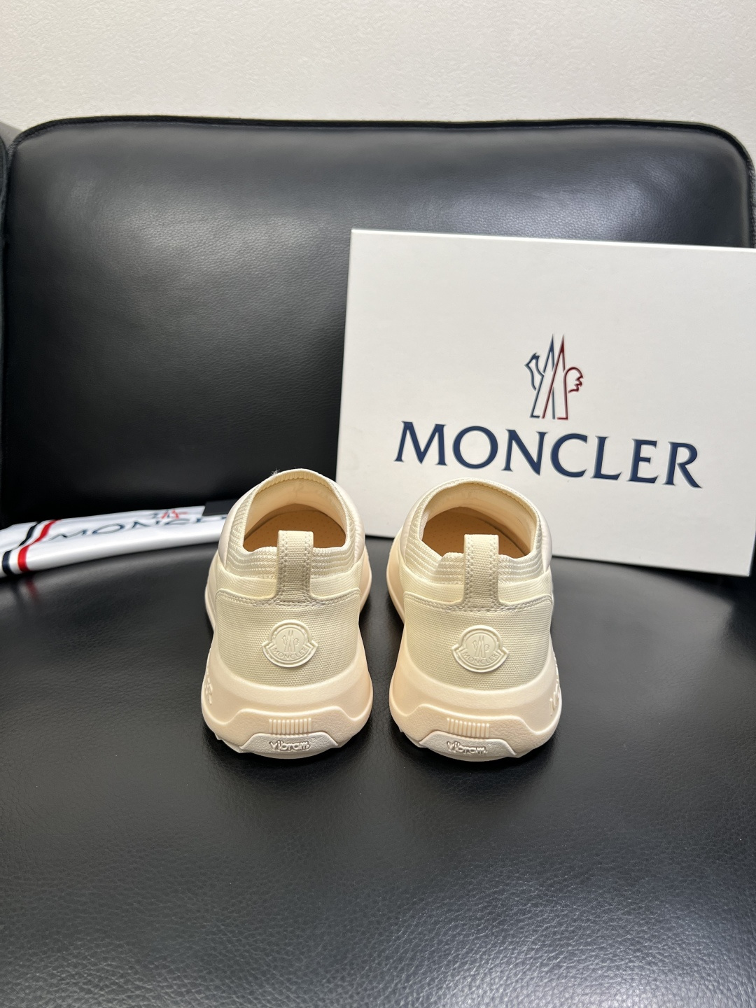 MONCLER 高品质 顶级工艺品 蒙口 专柜新款同步原厂配置，意大利进口牛皮面料，高品质复杂拼接工艺，
