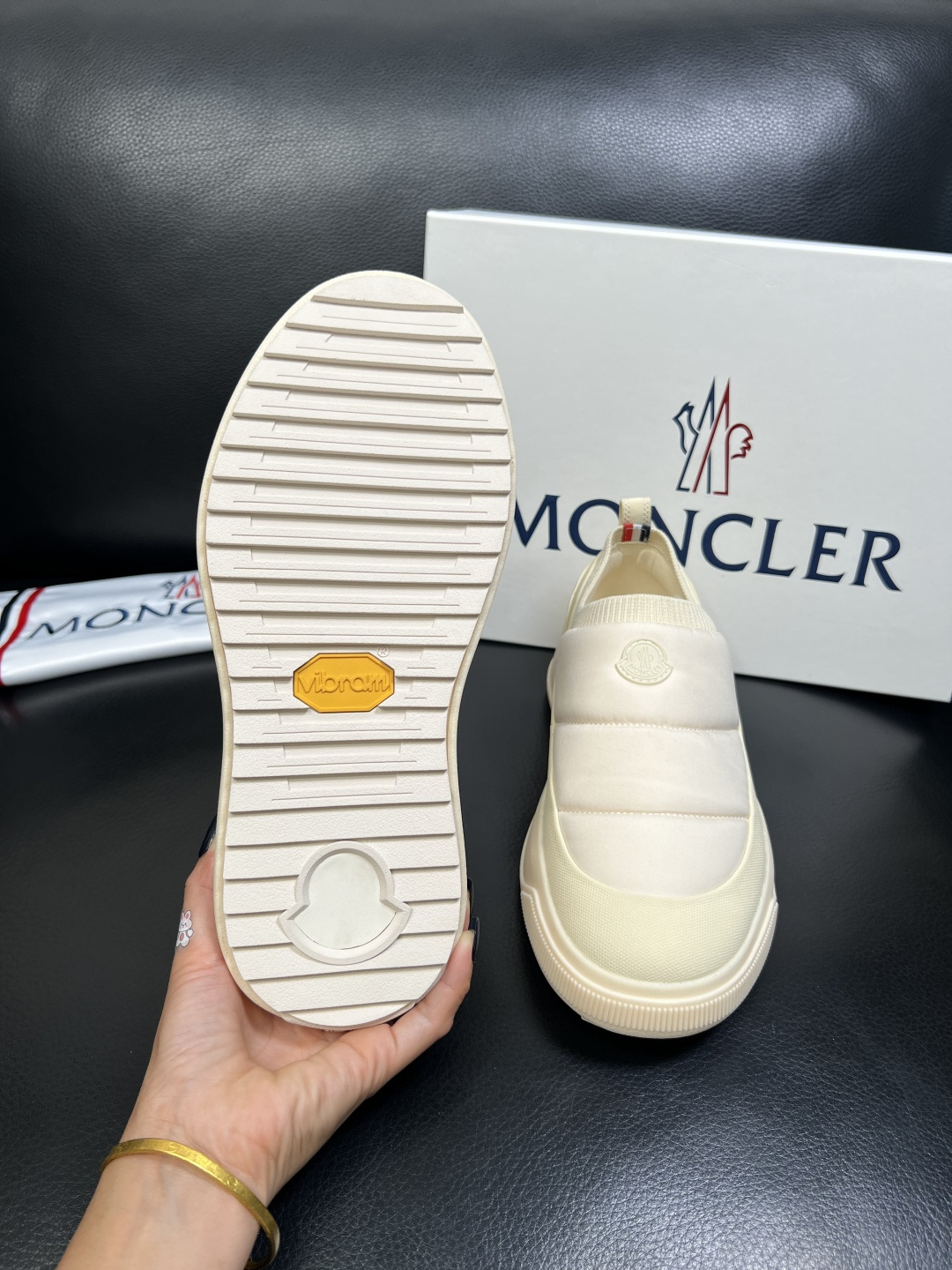 MONCLER 高品质 顶级工艺品 蒙口 专柜新款同步原厂配置，意大利进口牛皮面料，高品质复杂拼接工艺，