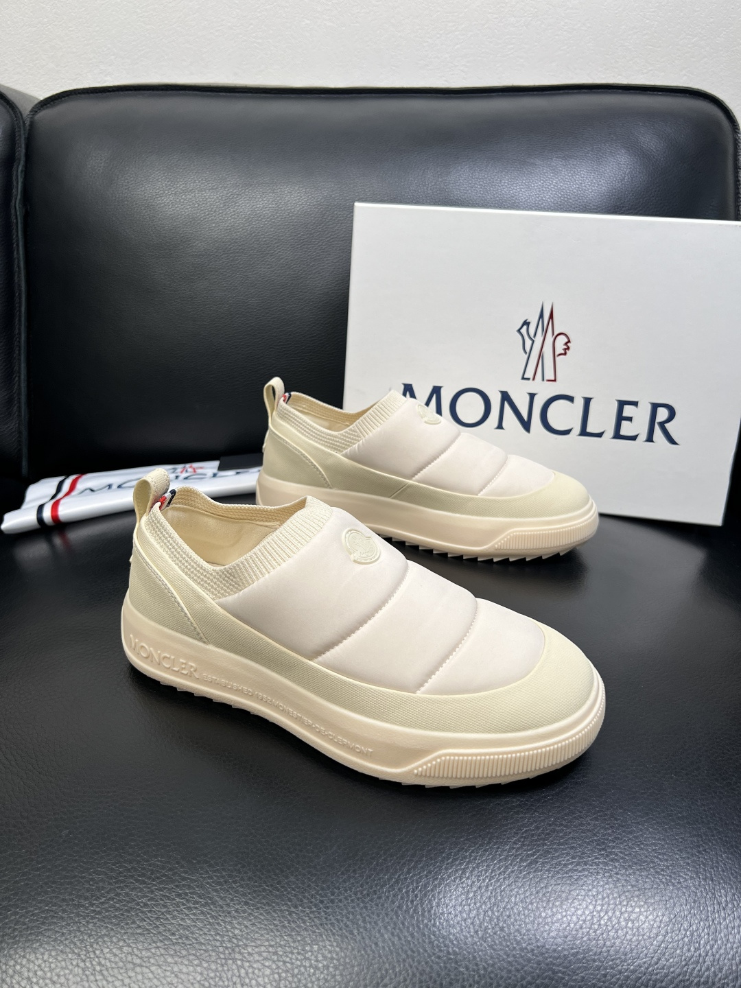 MONCLER 高品质 顶级工艺品 蒙口 专柜新款同步原厂配置，意大利进口牛皮面料，高品质复杂拼接工艺，