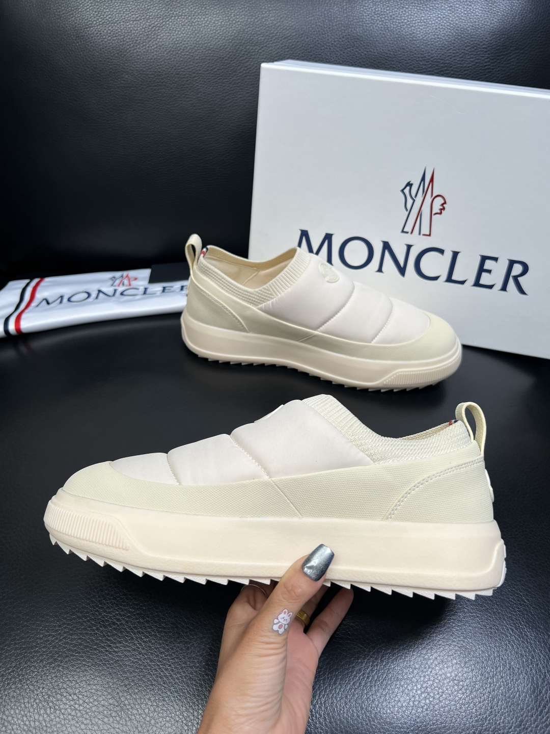 MONCLER 高品质 顶级工艺品 蒙口 专柜新款同步原厂配置，意大利进口牛皮面料，高品质复杂拼接工艺，