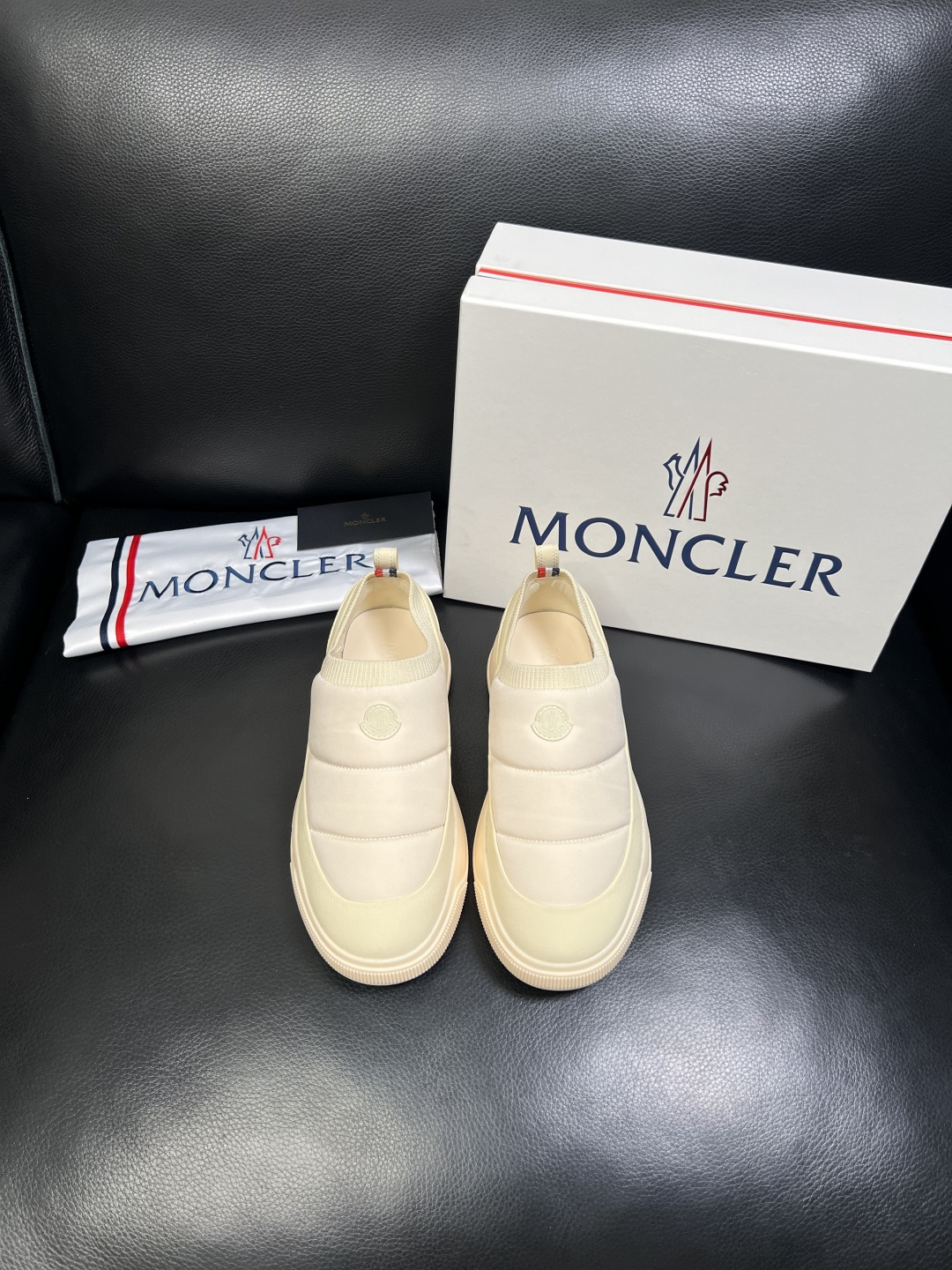 MONCLER 高品质 顶级工艺品 蒙口 专柜新款同步原厂配置，意大利进口牛皮面料，高品质复杂拼接工艺，