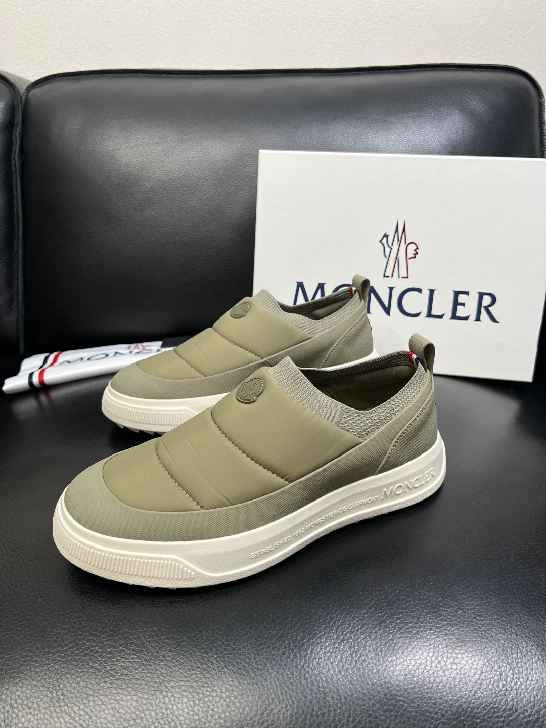 MONCLER 高品质 顶级工艺品 蒙口 专柜新款同步原厂配置，意大利进口牛皮面料，高品质复杂拼接工艺，