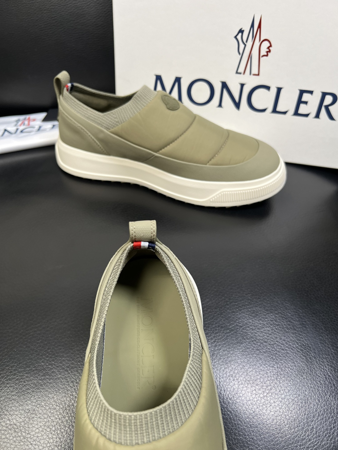 MONCLER 高品质 顶级工艺品 蒙口 专柜新款同步原厂配置，意大利进口牛皮面料，高品质复杂拼接工艺，