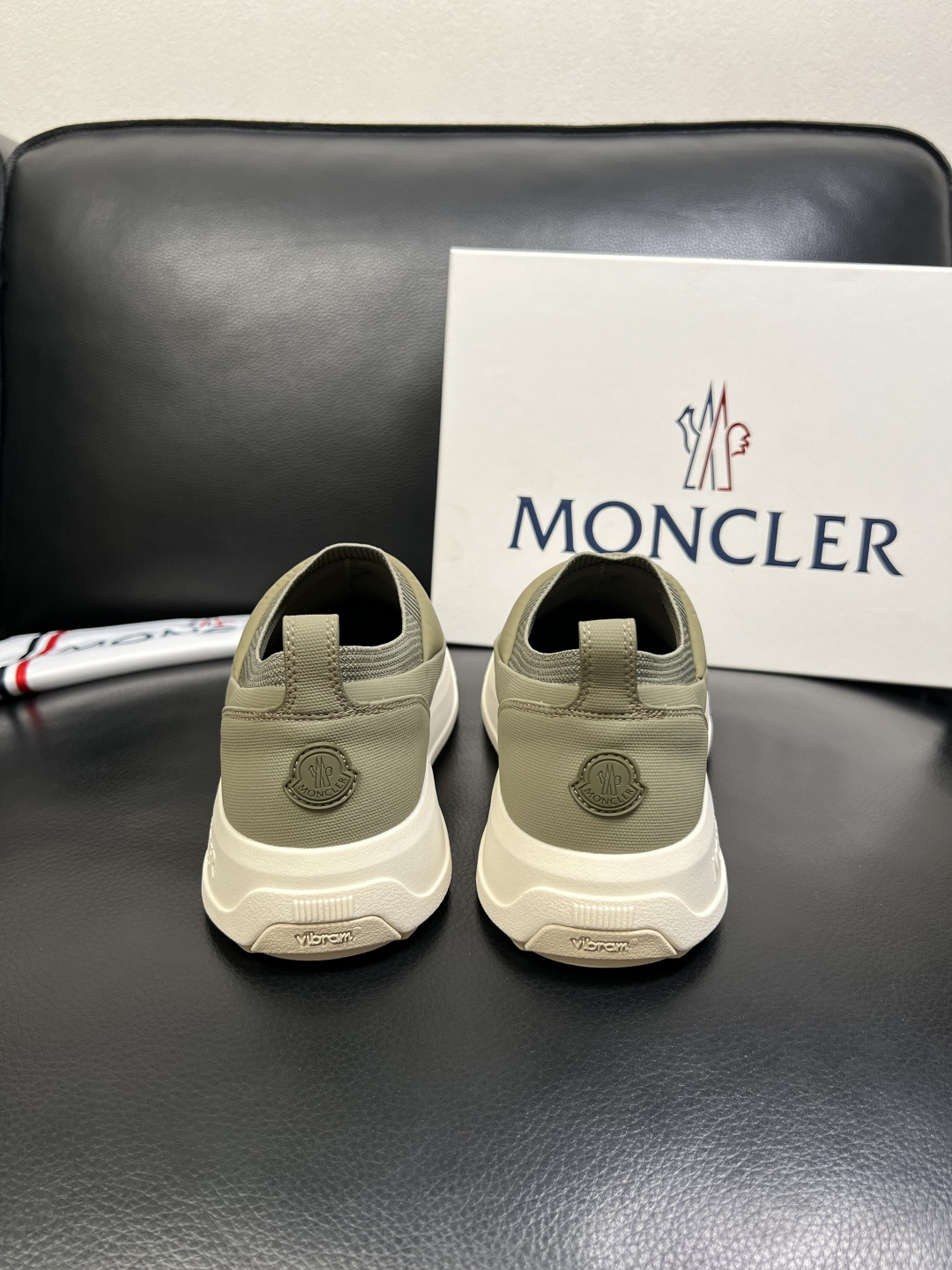 MONCLER 高品质 顶级工艺品 蒙口 专柜新款同步原厂配置，意大利进口牛皮面料，高品质复杂拼接工艺，
