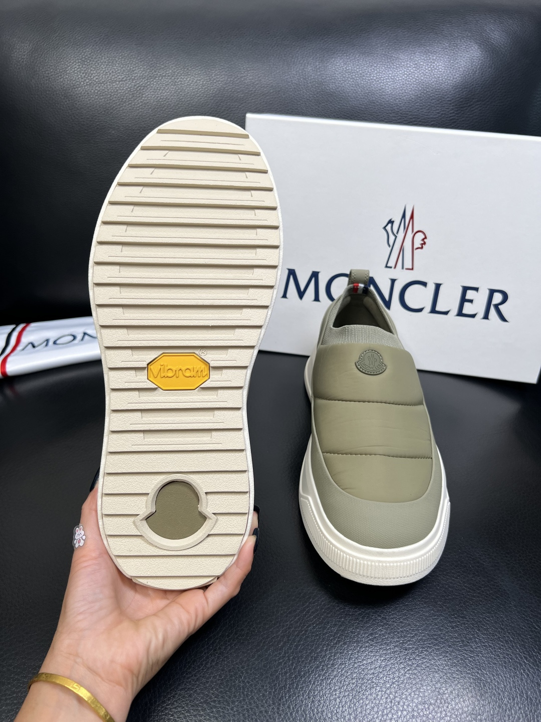 MONCLER 高品质 顶级工艺品 蒙口 专柜新款同步原厂配置，意大利进口牛皮面料，高品质复杂拼接工艺，