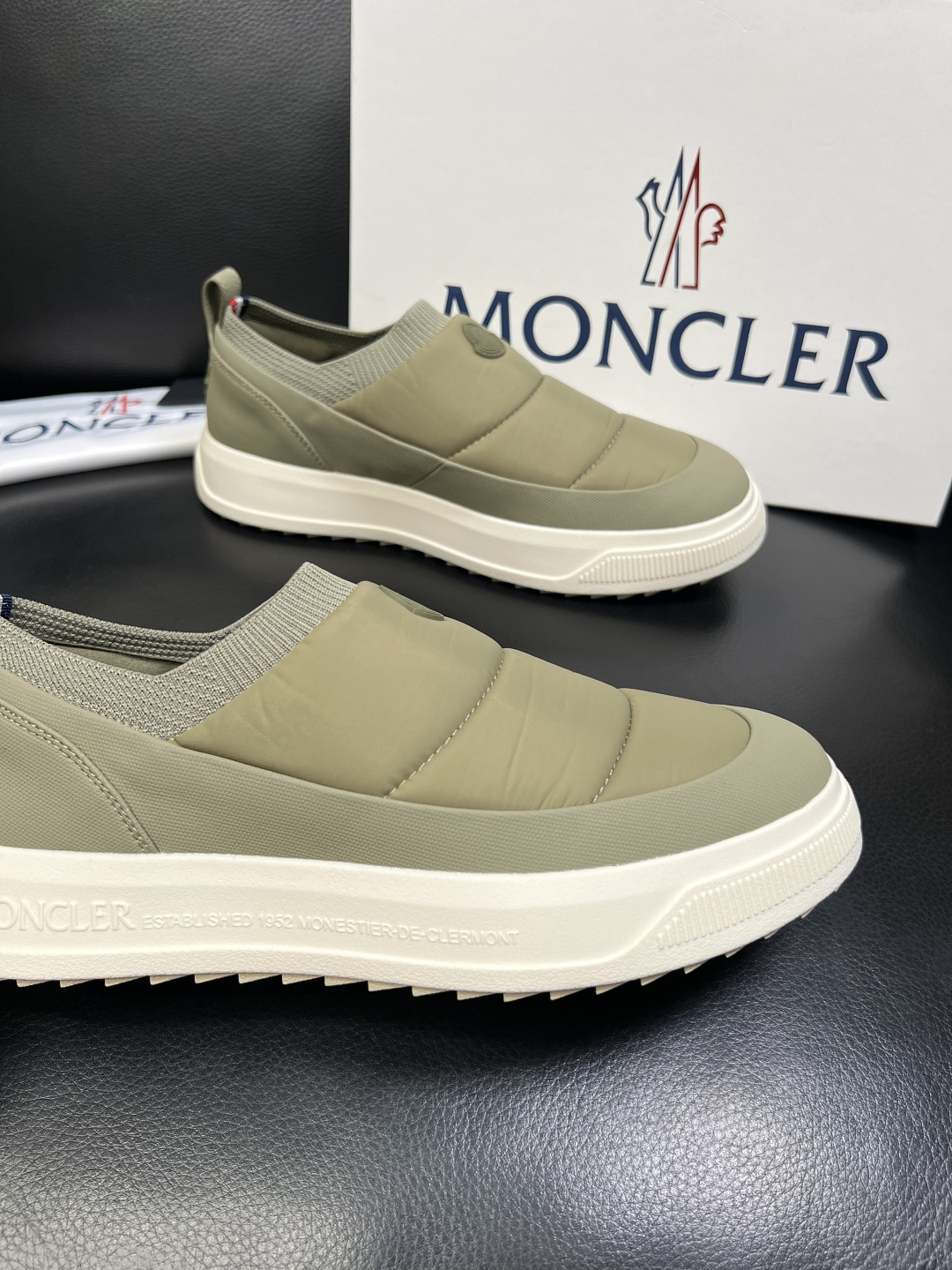 MONCLER 高品质 顶级工艺品 蒙口 专柜新款同步原厂配置，意大利进口牛皮面料，高品质复杂拼接工艺，