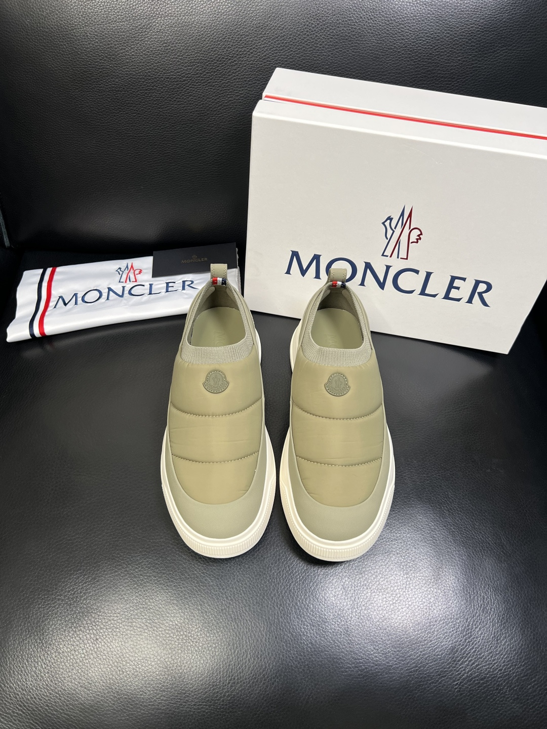 MONCLER 高品质 顶级工艺品 蒙口 专柜新款同步原厂配置，意大利进口牛皮面料，高品质复杂拼接工艺，