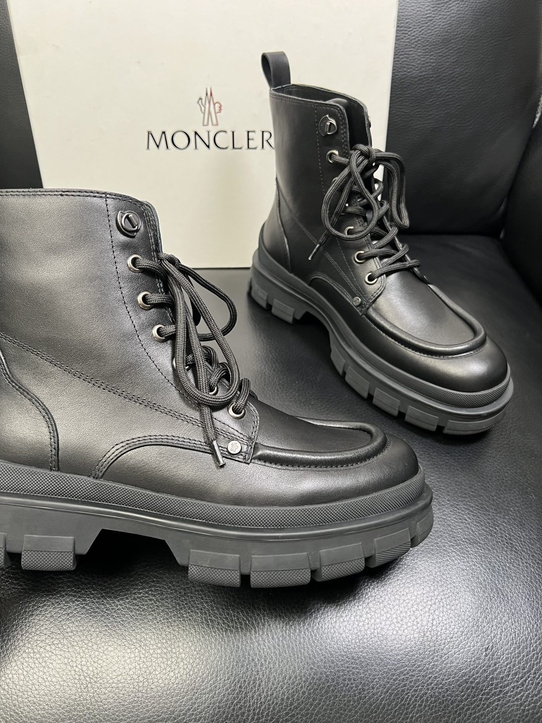 MONCLER 高品质 顶级工艺品 蒙口 靴子高帮专柜新款同步原厂配置，意大利进口牛皮面料，高品质复杂拼