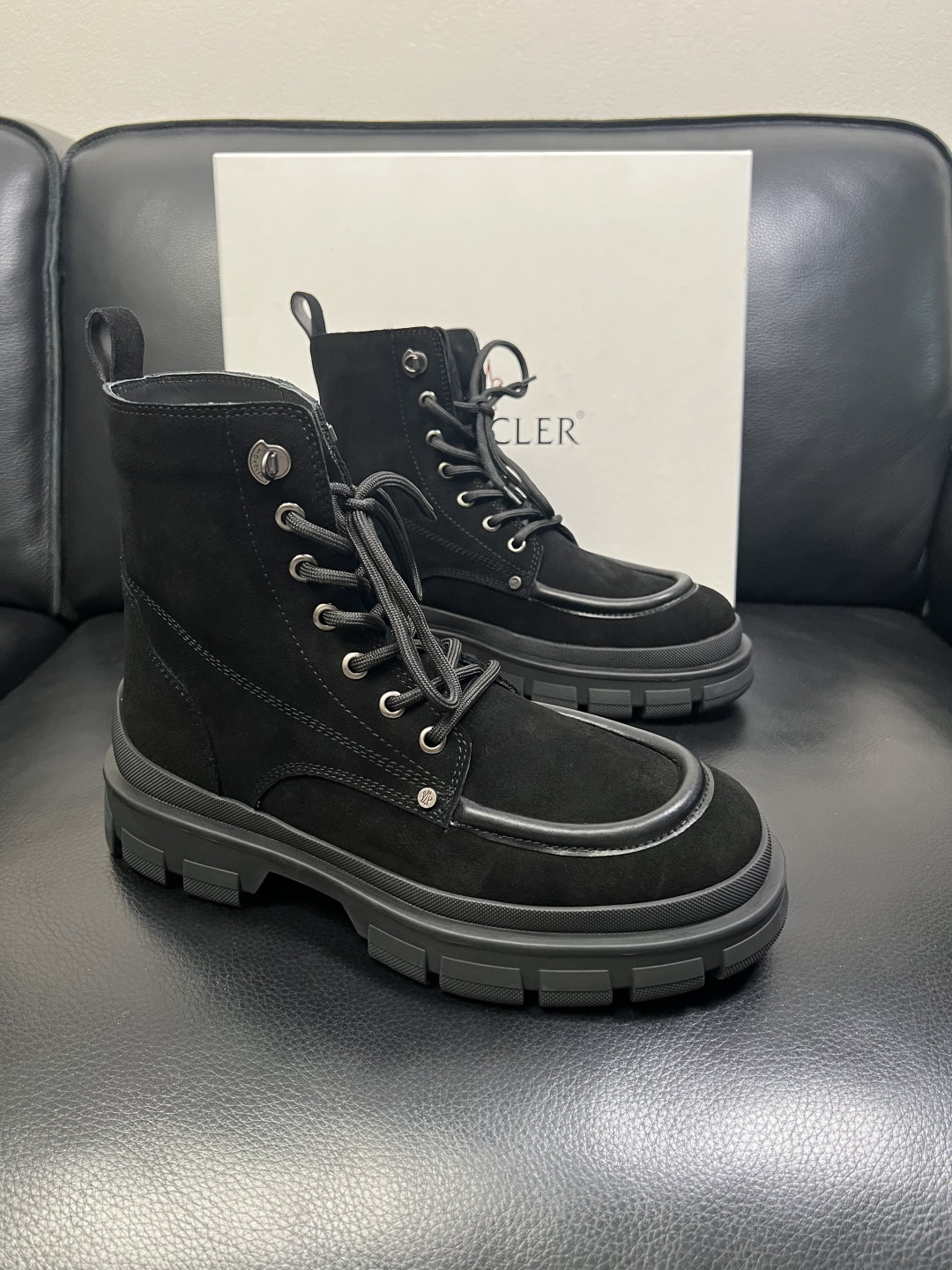 NO:588790,MONCLER high-quality top handicrafts, Moncler boots high-top counter new model, synchronized with original factory configuration, Italian imported cowhide fabric, high-quality complex splicing process, imported water-dyed cowhide inner pads, breathable and comfortable, original soles specially provided by the factory, super comfortable, original factory and single goods, welcome to compare, code number 39-45 (order 45), Moncler, boots, cowhide19860909MONCLER 高品质 顶级工艺品 蒙口 靴子高帮专柜新款同步原厂配置,意大利进口牛皮面料,高品质复杂拼接工艺,进口水染牛皮内里垫透气舒适 鞋底原厂特供原版底超级舒适,原厂跟单货 欢迎对比,码数 39-45（订 45）,,Moncler,boots,cowhide,Men's shoes