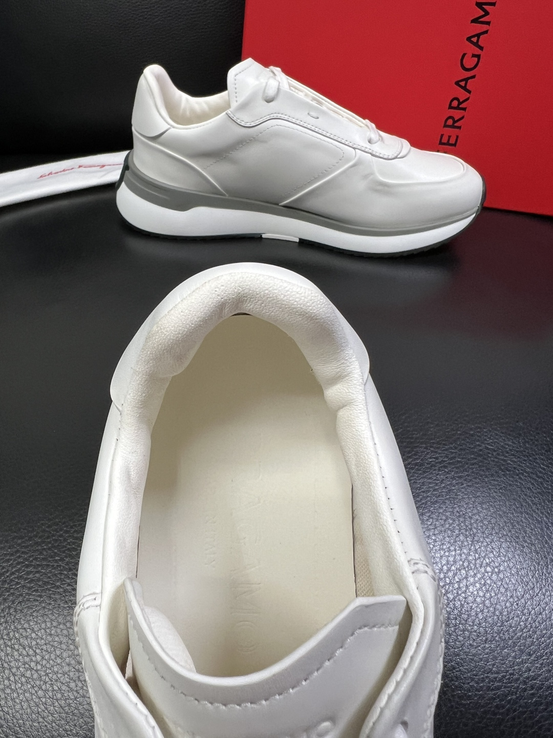 Ferragamo 高品质 顶级工艺品 菲拉格慕 专柜同步发售原厂配置，意大利进口原版牛皮，进口水染牛里