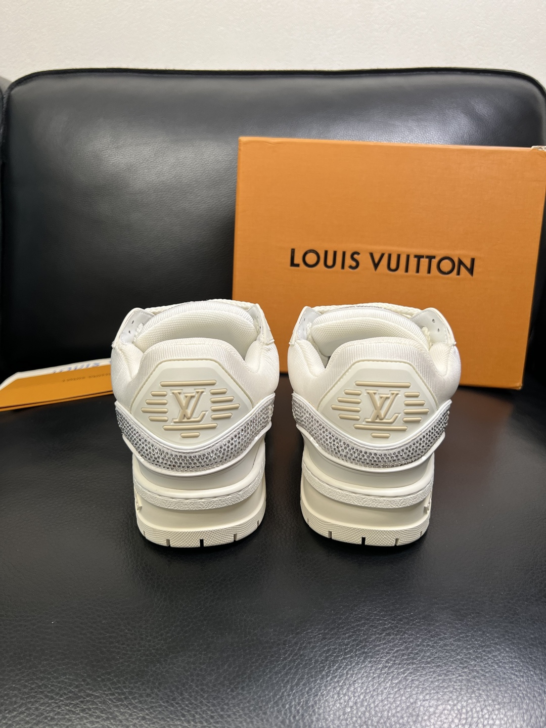 Lv 高品质 顶级工艺品 路易威登，运动板鞋专柜同步，鞋面意大利进口，高品质拼接烫钻缤纷色彩复杂工艺品，