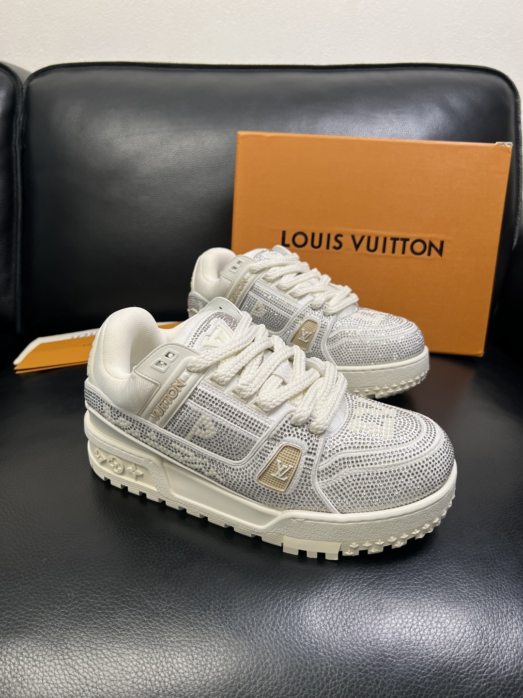 Lv 高品质 顶级工艺品 路易威登，运动板鞋专柜同步，鞋面意大利进口，高品质拼接烫钻缤纷色彩复杂工艺品，