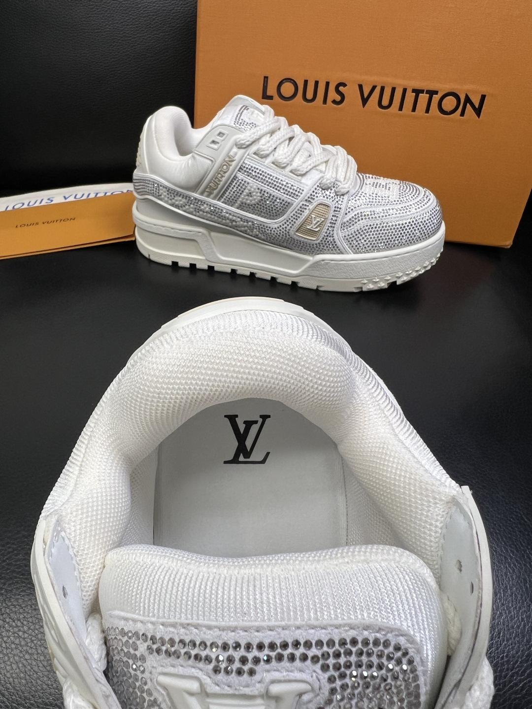 Lv 高品质 顶级工艺品 路易威登，运动板鞋专柜同步，鞋面意大利进口，高品质拼接烫钻缤纷色彩复杂工艺品，