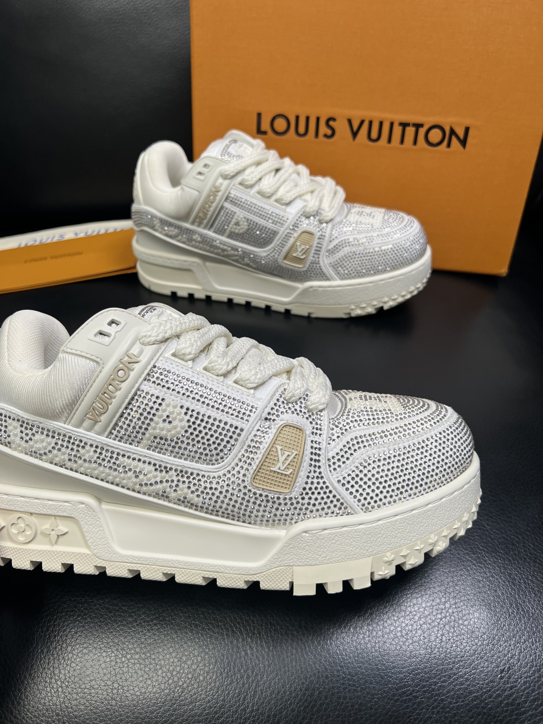 Lv 高品质 顶级工艺品 路易威登，运动板鞋专柜同步，鞋面意大利进口，高品质拼接烫钻缤纷色彩复杂工艺品，