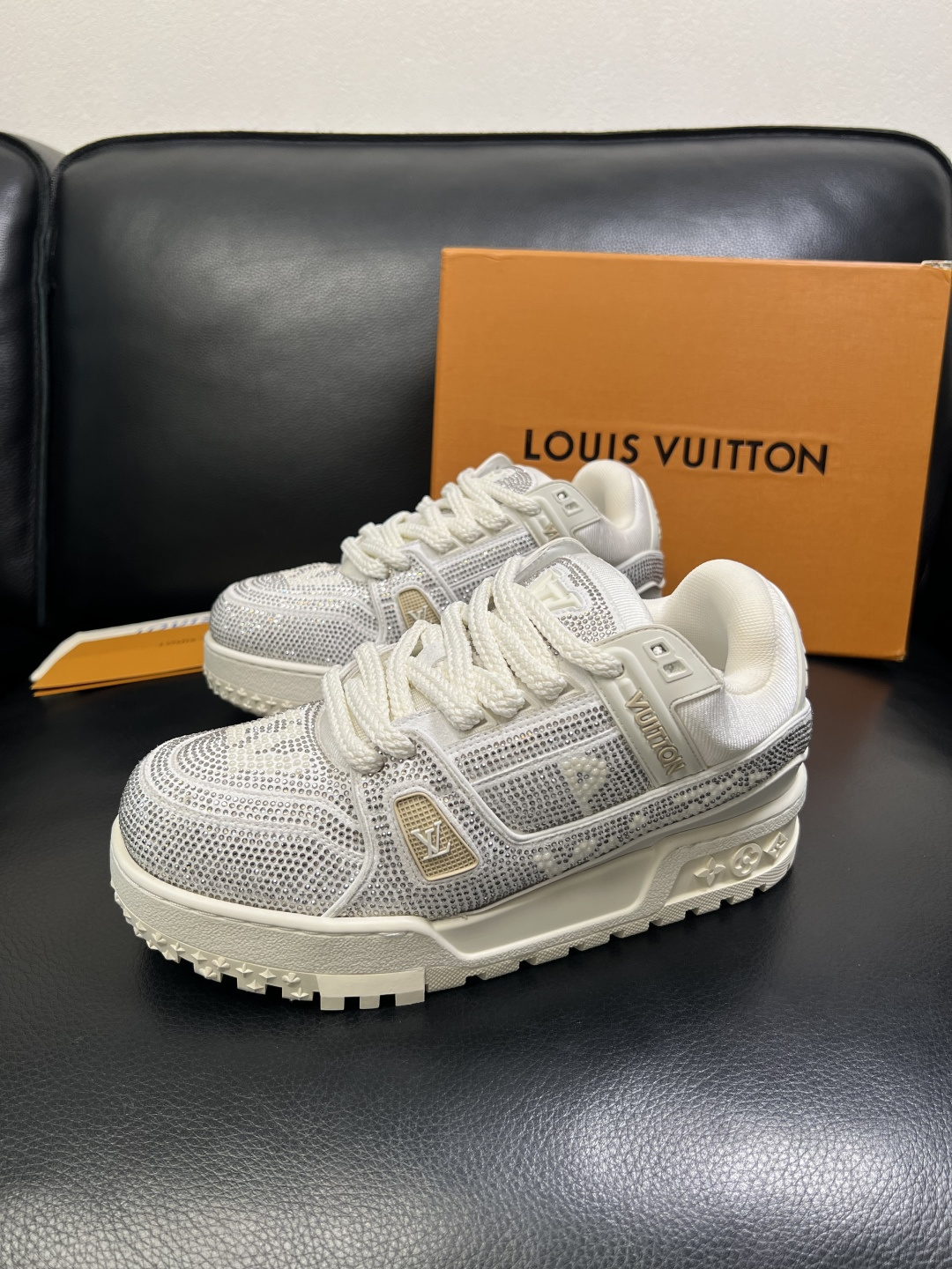 Lv 高品质 顶级工艺品 路易威登，运动板鞋专柜同步，鞋面意大利进口，高品质拼接烫钻缤纷色彩复杂工艺品，