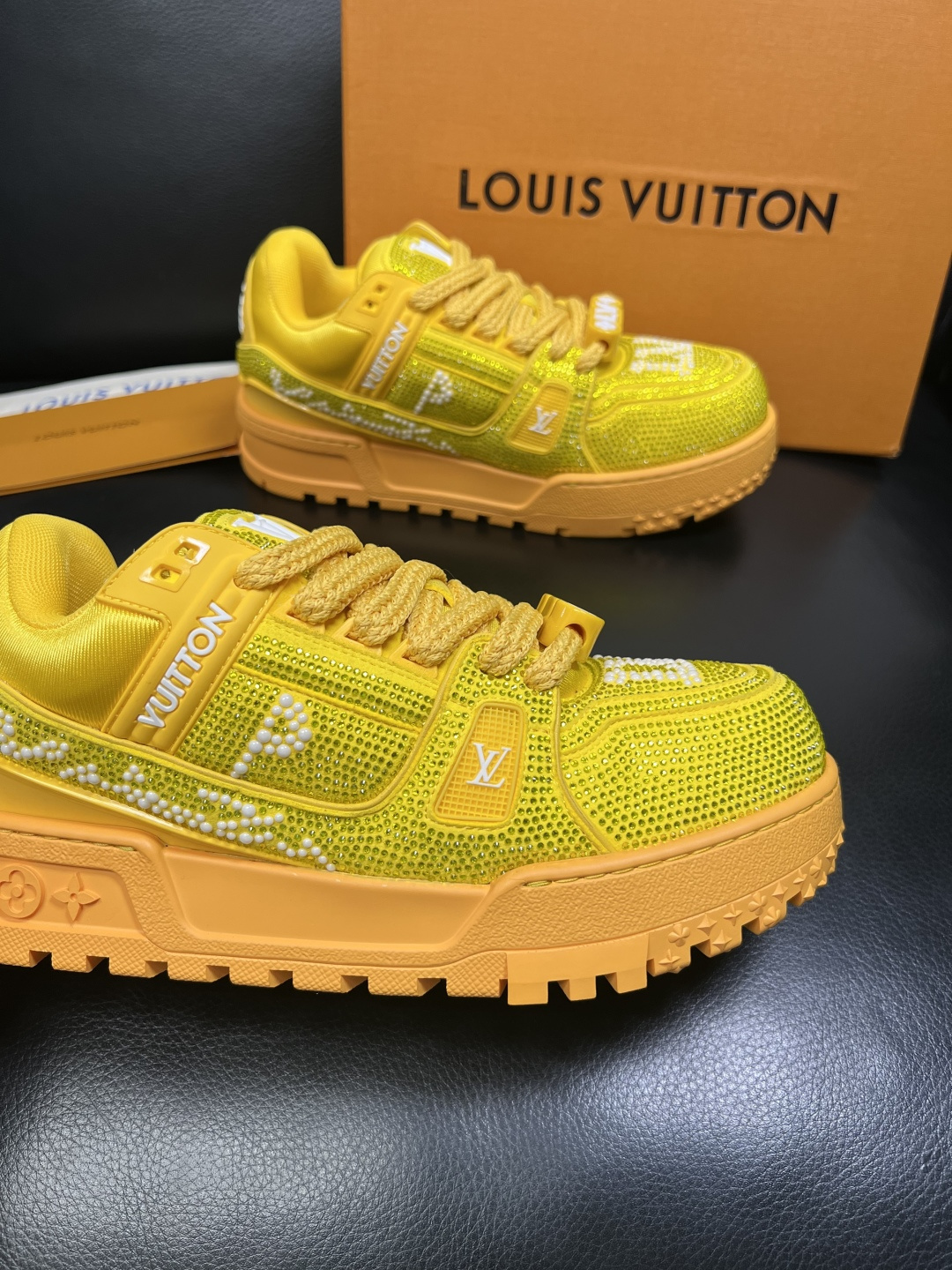 Lv 高品质 顶级工艺品 路易威登，运动板鞋专柜同步，鞋面意大利进口，高品质拼接烫钻缤纷色彩复杂工艺品，