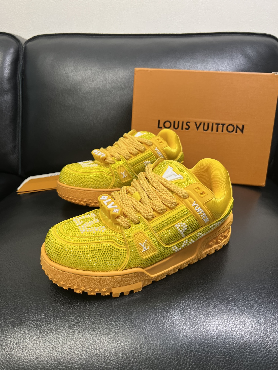 Lv 高品质 顶级工艺品 路易威登，运动板鞋专柜同步，鞋面意大利进口，高品质拼接烫钻缤纷色彩复杂工艺品，