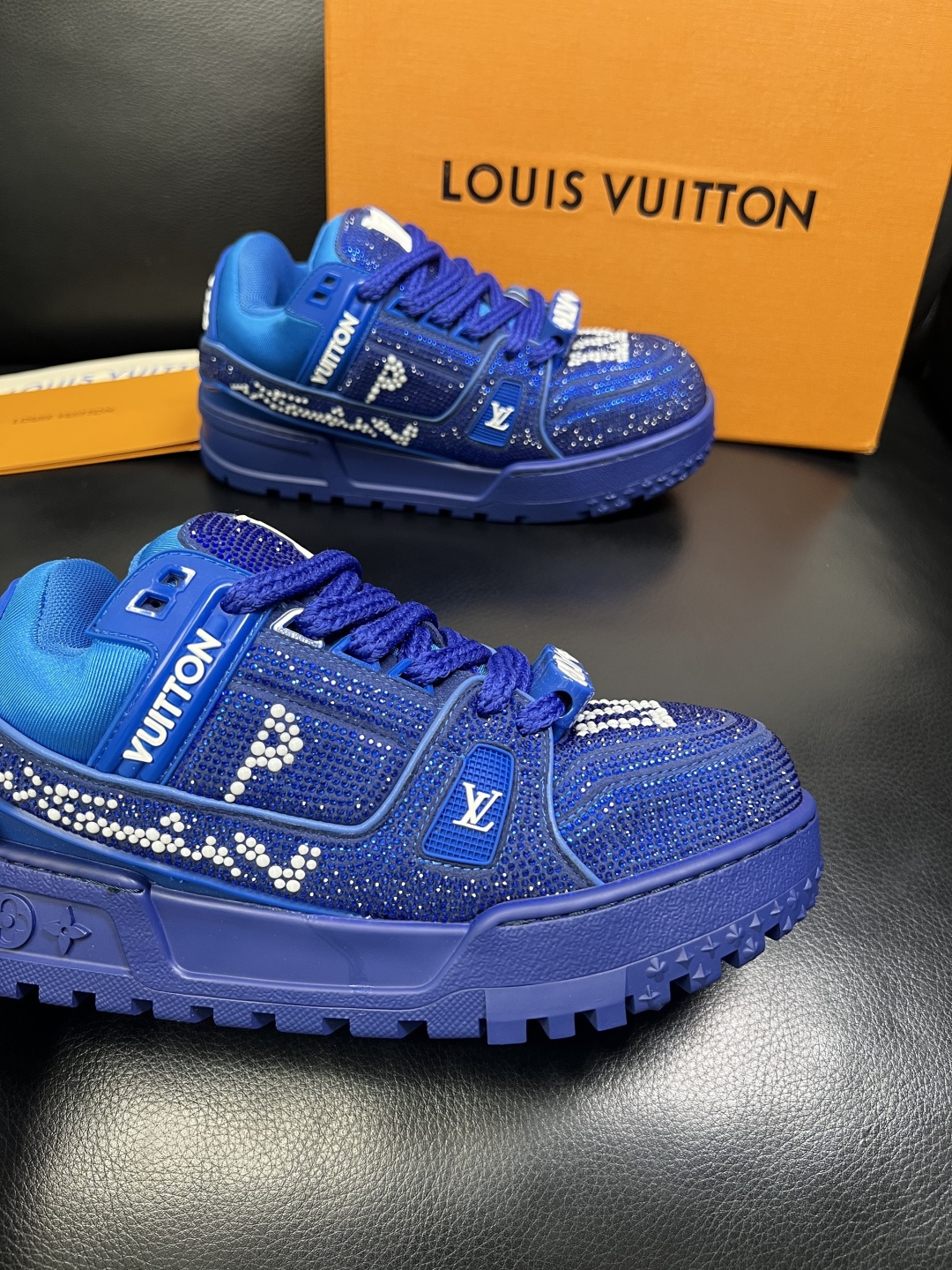 Lv 高品质 顶级工艺品 路易威登，运动板鞋专柜同步，鞋面意大利进口，高品质拼接烫钻缤纷色彩复杂工艺品，