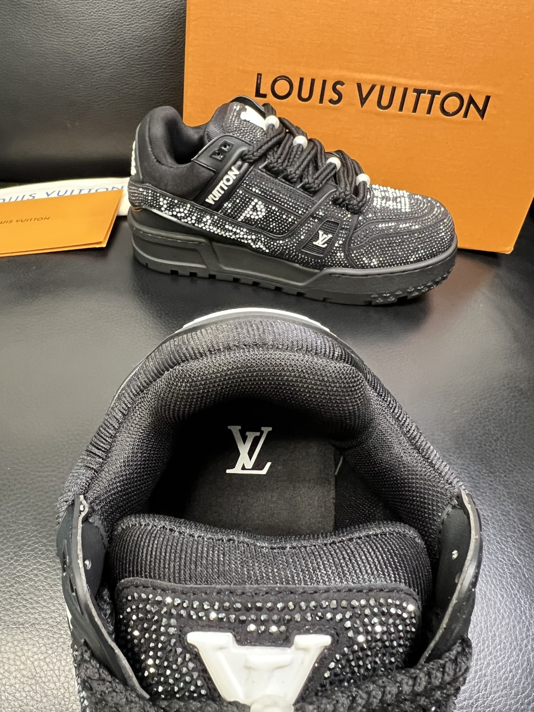 Lv 高品质 顶级工艺品 路易威登，运动板鞋专柜同步，鞋面意大利进口，高品质拼接烫钻缤纷色彩复杂工艺品，