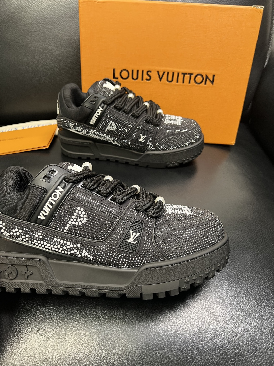 Lv 高品质 顶级工艺品 路易威登，运动板鞋专柜同步，鞋面意大利进口，高品质拼接烫钻缤纷色彩复杂工艺品，