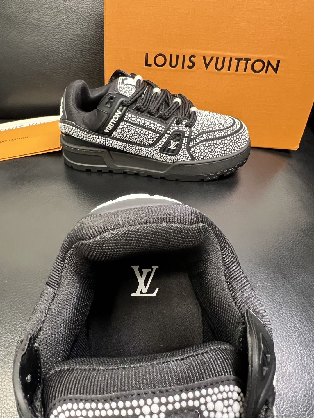 Lv 高品质 顶级工艺品 路易威登，运动板鞋专柜同步，鞋面意大利进口，高品质拼接烫钻缤纷色彩复杂工艺品，