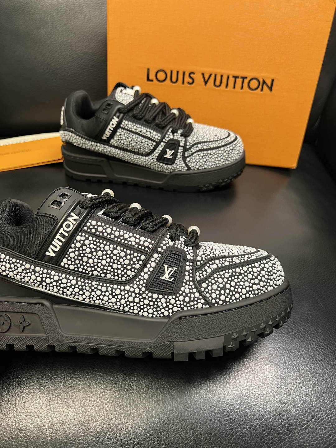 Lv 高品质 顶级工艺品 路易威登，运动板鞋专柜同步，鞋面意大利进口，高品质拼接烫钻缤纷色彩复杂工艺品，