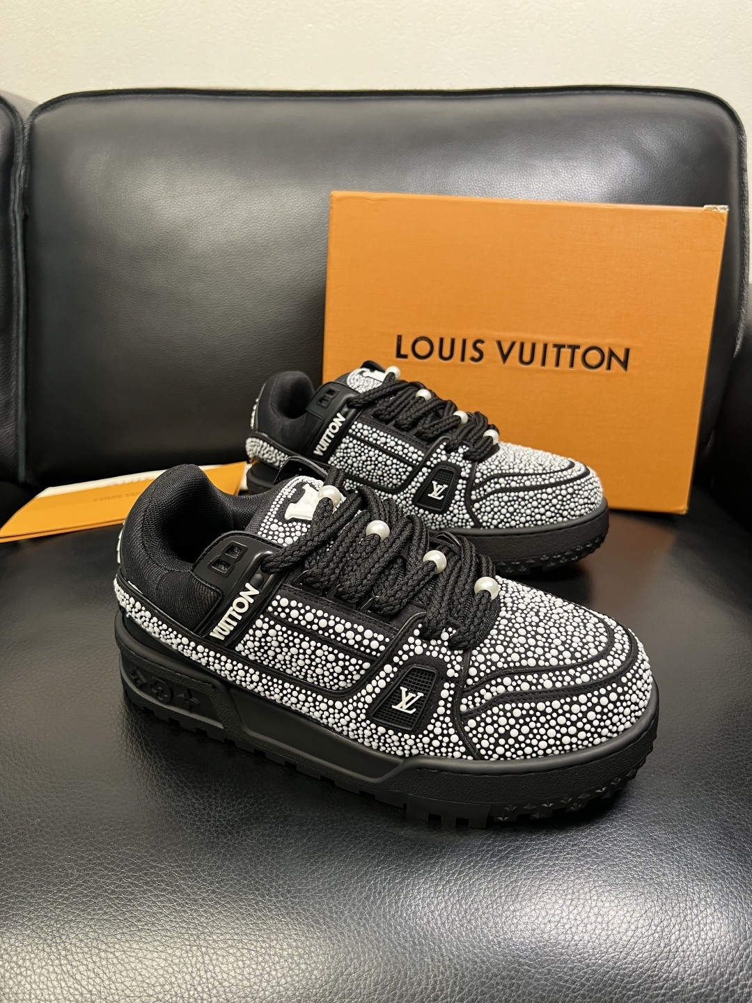 Lv 高品质 顶级工艺品 路易威登，运动板鞋专柜同步，鞋面意大利进口，高品质拼接烫钻缤纷色彩复杂工艺品，