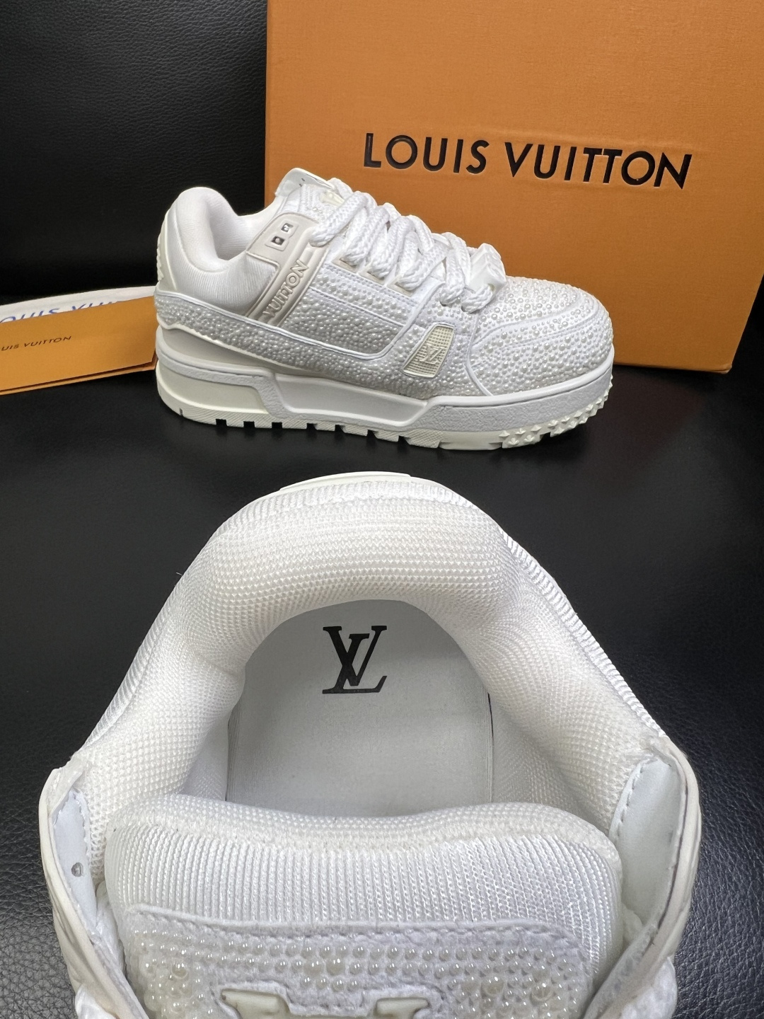 Lv 高品质 顶级工艺品 路易威登，运动板鞋专柜同步，鞋面意大利进口，高品质拼接烫钻缤纷色彩复杂工艺品，