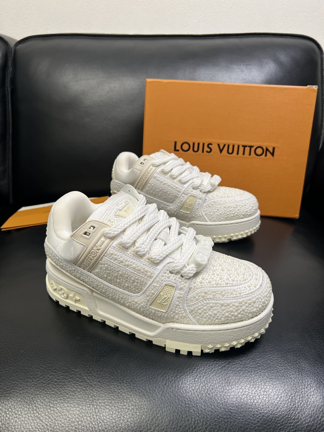 NO:589575,Lv high-quality top crafts Louis Vuitton, sports sneakers counter synchronization, uppers imported from Italy, high-quality splicing hot diamonds and colorful complex crafts, imported lambswool linings are soft and comfortable, original soles are specially provided by the original factory, TPU exclusive movable molded soles are super comfortable, original factory orders, high quality, welcome to compare, couple size code number 35-39 (customized 34 40) 39-45 (customized 38 46),, Louis  vuitton,louis vuitton19860909Lv 高品质 顶级工艺品 路易威登,运动板鞋专柜同步,鞋面意大利进口,高品质拼接烫钻缤纷色彩复杂工艺品,进口羔羊毛里垫柔软舒适,鞋底原厂特供原版底,TPU独家活动成型底超级舒适,原厂跟单货,高品质,欢迎对比,情侣款 码数35-39(订做34 40) 39-45（订做38 46）,,louis vuitton,louis vuitton,Men's shoes